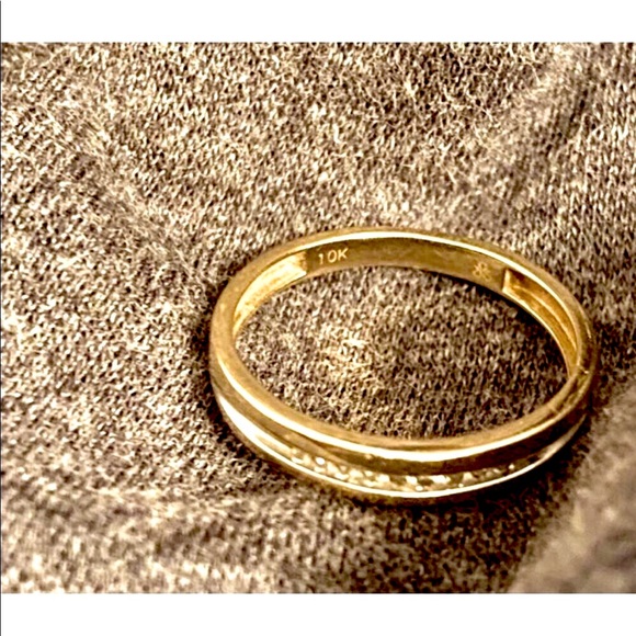 Jewelry - 10 k gold ring with tiny diamond